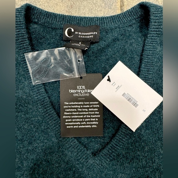 (NWT) Bloomingdale’s 100% Cashmere V Neck Sweater - Picture 4 of 9